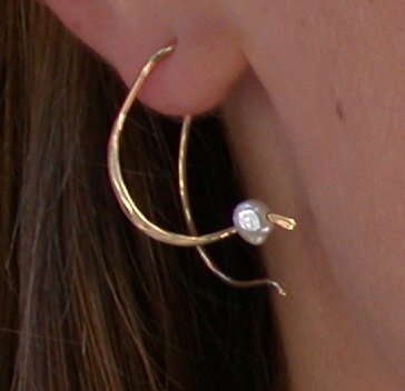 Curl Earring in 14 kt. Gold and Freshwater Cultured Pearl